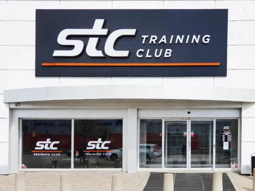 STC på Ekenleden 10 i Kållered - GymKarta.seInspireras av en roligare träning på STC Kållered där den öppna planlösningen gör att styrketräning, konditionsträning och funktionell träning flyter samman på ett naturligt sätt. På detta gym kan du träna under dygnets alla timmar!Om STCVi på STC tror på gemenskap och har därför sedan starten 1998 skapat miljöer där människor i alla åldrar kan träffas och träna för ett friskare liv.Vi har även ett stort grupptränings-utbud av egenutvecklad grupptränings-koncept där instruktörerna utbildas och licensieras löpande.&nbsp;Våra gym har den senaste tränings-utrustningen från tex. Cybex och Concept Träningsredskap av bästa kvalitet.Våra personliga tränare är certifierade och licensierade för att kunna erbjuda bästa möjliga personliga träning till våra medlemmar.Om STC - Över 200 gym från norr till söderVi på STC tror på gemenskap och har därför sedan starten 1998 skapat miljöer där människor i alla åldrar kan träffas och träna för ett friskare liv.Träningsanläggningarna är designade för att tillgodose ett varierat utbud av gruppträning som främst baseras på program från Les Mills, det världsledande företaget inom gruppträning där alla våra gruppträningsinstruktörer är certifierade och licensierade för att alltid leverera kvalitet.Vi har även ett stort gruppträningsutbud av egenutvecklad gruppträningskoncept där instruktörerna utbildas och licensieras löpande.Våra gym har den senaste träningsutrustningen av bästa kvalitet och våra personliga tränare är certifierade och licensierade för att kunna erbjuda bästa möjliga personliga träning till våra medlemmar.AffärsidéPassion för träning och att förbättra folkhälsan i Sverige har alltid varit grunden på STC, och lever vidare än idag.Vi vill genom ett brett träningsutbud som kännetecknas av glädje, passion och gemenskap erbjuda alla människor i alla åldrar träning och rörelse för ett friskare och lyckligare liv.Med vårt innehållsrika och prisvärda utbud strävar vi efter att vara en unik aktör inom friskvårdsbranschen.Glädje, passion, personlighet, proffsighet och gemenskap präglar våra klubbar och vår vardag i en härlig miljö.Hos oss är det alltid rent och fräscht, sällan kö till utrustningen och en skön atmosfär där alla passar in. Vi vet att om träningen finns nära så är chanserna att du kommer i gång mycket större!Vi finns på många platser i Stockholm för att du ska ha nära till träningen. Dessutom har vi öppet alla dagar klockan 05.00 – 23.00 för medlemmar.Träning kan göra underverk för din hälsa! Genom fysisk aktivitet kan du både förebygga och behandla många sjukdomar.På STC får du som blivit ordinerad Fysisk aktivitet på recept, FaR®, rabatterat pris på din träningFysisk aktivitet på recept innebär att legitimerad vårdpersonal ordinerar fysisk aktivitet.Aktiviteten blir en del av behandlingen och anpassas efter dina egna förutsättningar och önskemål.Det finns stort vetenskapligt stöd för att Fysisk aktivitet på recept (FaR®) fungerar.De positiva effekterna får du oavsett ålder eller tidigare träningsvana. Det är alltså aldrig för sent att börja röra på dig.Du som är otränad kommer snabbt att bli fysiskt starkare.Här är de 15st mest sökta gymmen på GymKarta i Juli 2023Nordic Wellness Lindholmen på Lindholmsallén 20 i GöteborgSATS Gamlestaden på Gamlestadstorget 7 i GöteborgSTC Sävedalen - Göteborgsvägen 104 - GymKarta.seSTC munkebäck på Munkebäcks Allé 26 i GöteborgNordic Wellness Göteborg Kviberg Arena - GymKarta.seNordic Wellness Kungälv Kongahälla - GymKarta.seActic Lerum - Vattenpalatset på Häradsvägen 3 i Lerum&nbsp;Maximus Gym Brunnsbo på Folkvisegatan 15 i GöteborgSATS Hovås på Björklundabacken 2 i Hovås - GymKarta.seNordic Wellness Backaplan på Gustaf Dalénsgatan 13Fitness24Seven på Lergöksgatan 6 i Västra FrölundaSATS Askim (Sisjön stora) på Ekonomivägen 6 i AskimSTC på Ekenleden 10 i Kållered - GymKarta.seNordic Wellness Marklandsgatan - GymKarta.seNordic Wellness på Vasagatan 7 i Göteborg